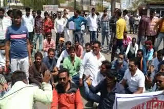 Businessmen demonstrated against Rahul Singh