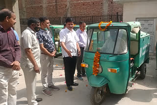 5 new e-rickshaws used as garbage car in delhi