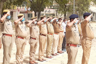 कन्नौज में हेड कॉस्टेबल कृष्ण चंद्र भदौरिया की मौत के बाद सम्मान देते साथी पुलिसकर्मी.