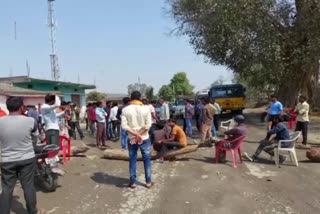 villagers of Dhondha blocked Ambikapur-Banaras road