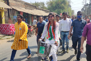 west bengal assembly election 2021 Sonarpur South tmc candidate Lovely Maitra ride Sabujsathis cycle in her election campaign