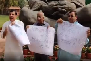 aap protest in parliament sanjay singh protest against delhi gnct act delhi gnct amendment act sanjay singh protest ஆம் ஆத்மி டெல்லி ஆளுநரக்கு கூடுதல் அதிகாரம் போராட்டம்