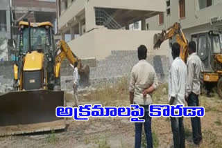 karimnagar municipal corporations officers demolition  of illegal constructions in karimnagar