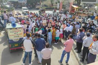 Bank personnel took out vehicle rally, बैंक कार्मिकों ने निकाली वाहन रैली