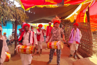 forest-range-officer-enjoyed-dancing-with-melghat-adiwasi