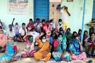 వైన్​షాప్​ ఎదుట గ్రామస్థుల ఆందోళన