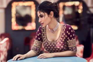 actress mouni roy