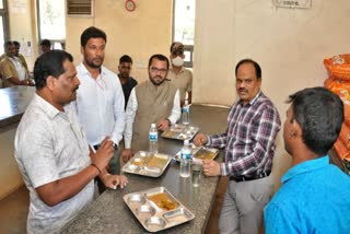 DC MR Ravi eat Indira Canteens  meal