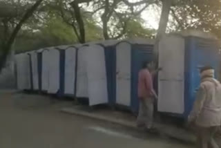 mehrauli parshad installed 9 new toilets near machhli park