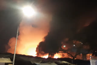 fire in Mumbai asphalt factory fire in Dindoshi police station, Malad East fire in factory Mumbai accidents மும்பை தீ விபத்து மலாட் கிழக்கு கடைகள் சாம்பல் தீ Fire breaks out in factory