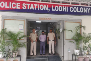 lodhi colony Police caught three accused who came to sell stolen mobiles