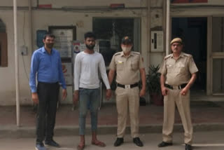 Kalindi Kunj police caught the accused who were absconding by stealing mobiles