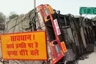 Truck overturned on Hazaribag-Dhanbad road