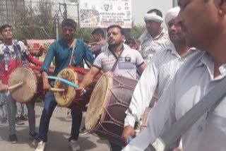 Agitating farmers celebrate Holi at Ghazipur border