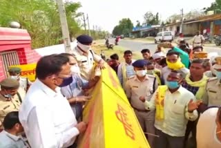 protest of Villagers against DFO in surajpur