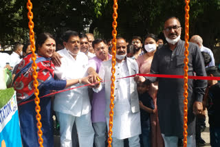 mayor inaugurated the children mobile park made from junk in east delhi