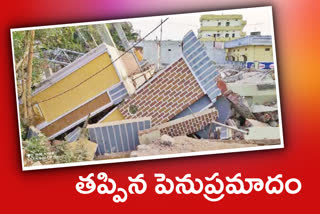 గజ్వేల్‌లో కుప్పకూలిన మూడంతస్తుల భవనం