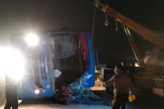 14 പേർക്ക് പരിക്ക്  യമുന എക്സ്പ്രസ് ഹൈവേ  yamuna-expressway  14-passengers-injured  ലക്‌നൗ  ബസ്‌