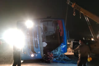 bus overturns on yamuna expressway