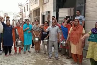 park colony residents protest for water problem in bhiwani
