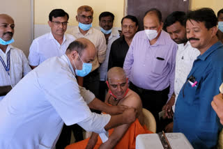 Kaginale Niranjanananda Puri shree  received the covid Vaccine