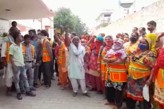 Uproar in the police station of the cleaning workers after the incident of assault in  ghaziabad