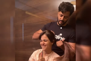 riteish-deshmukh-turns-hairstylist-for-injured-wife-genelia