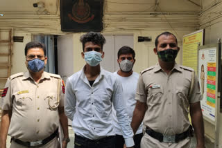 police-caught-an-accused-in-betting-in-delhi