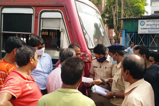 মাঝরাস্তায় যাত্রীভর্তি বাস আটকে চাওয়া হচ্ছে কাগজ , চূড়ান্ত নাকাল যাত্রী