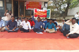 lic employees dharna at peddapalli  on privatization public sector organization
