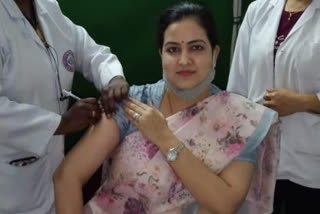 Bharyu Maharaj's wife got the corona vaccine installed