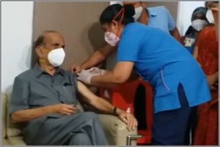 Shiv Sena leader Manohar Joshi was vaccinated against corona