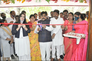 Handicrafts exhibition and sale fair, Handicrafts exhibition and sale fair inauguration, Handicrafts exhibition and sale fair inauguration by Minister Shankar, ಕರಕುಶಲ ವಸ್ತುಗಳ ಪ್ರದರ್ಶನ ಮತ್ತು ಮಾರಾಟ ಮೇಳ, ಕರಕುಶಲ ವಸ್ತುಗಳ ಪ್ರದರ್ಶನ ಮತ್ತು ಮಾರಾಟ ಮೇಳ ಉದ್ಘಾಟನೆ, ಕರಕುಶಲ ವಸ್ತುಗಳ ಪ್ರದರ್ಶನ ಮತ್ತು ಮಾರಾಟ ಮೇಳ ಉದ್ಘಾಟಿಸಿದ ಸಚಿವ ಶಂಕರ್​,