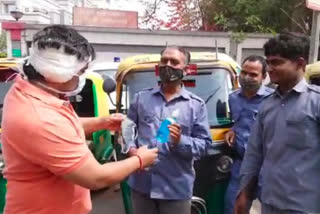 councilor-distributed-masks-and-sanitizers-to-auto-owners-in-delhi