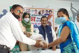 BJP MLA distribute dry rashan kit to parants in delhi