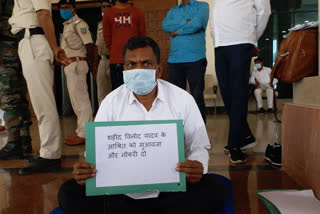 ajsu mla lambodar mahato sitting on hunger strike in ranchi