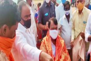 farmers-honor-to-speaker-pocharam-srinivas-reddy-at-banswada-in-nizamabad-district