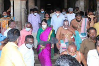 Sasikala Swamy paid a visit to the Ranganathar Temple in Srirangam,