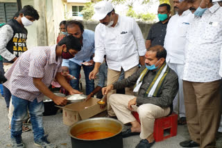 MLA vinay bhaskar went to school and served lunch at hanamkonda