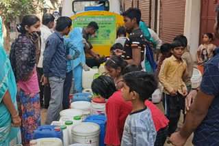 People were seen filling water without a mask on a drinking water tanker in Shiv Vihar of Mustafabad Assembly