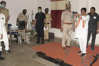 निशाना लगाते मंत्री डहरिया, minister deharia firing pistol