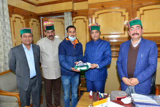 CM presented national flag to Amit Kumar Negi