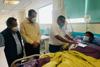 Health Minister banna gupta meets ASI injured in encounter with criminals in ranchi