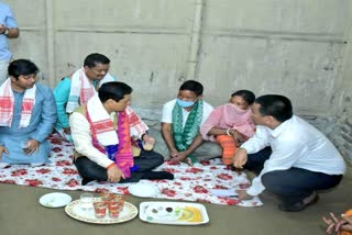 cm sonowal visits bihpuria and took tea with common people