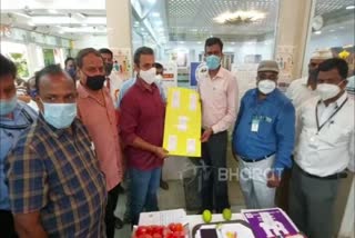 ஒட்டலில் வாங்கும் பார்சலில் வாக்களிப்பதன் அவசியம் குறித்து விழிப்புணர்வு: தொடங்கி வைத்த ஆட்சியர்!