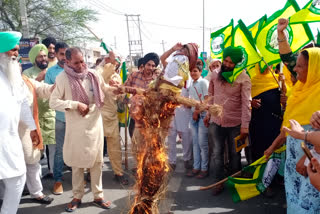 kisan morcha burnt effigy of guhla MLA Ishwar Singh in kaithal