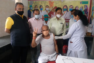 jharkhand-assembly-speaker-ravindra-nath-mahato-gets-corona-vaccine