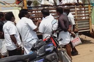 தேர்தல் விதிமுறைகளை மீறிய அதிமுகவினர்