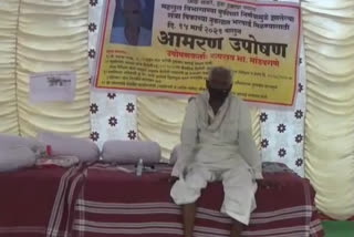 नुकसान भरपाईच्या मागणीसाठी शेतकऱ्याचे उपोषण