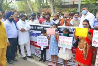 parents protest at cm arvind kejriwals residence